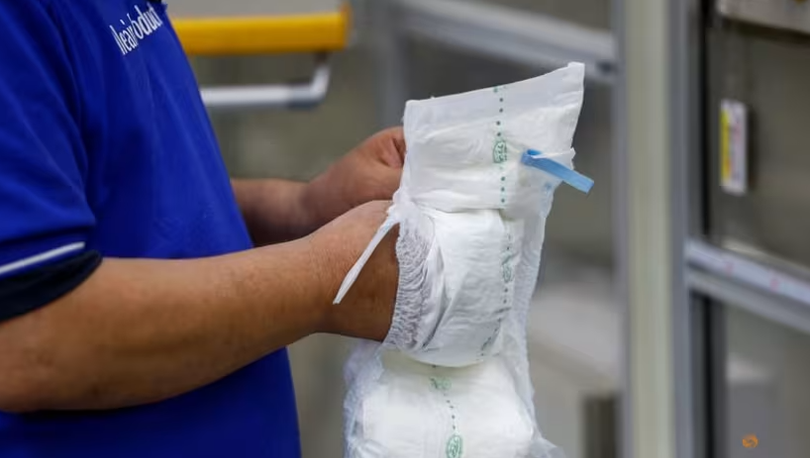 Một nhân viên làm việc trên dây chuyền sản xuất tã lót người lớn tại nhà máy Elleair, công ty con của Daio Paper Corporation ở Fujinomiya, Shizuoka, Nhật Bản (Ảnh: Reuters)