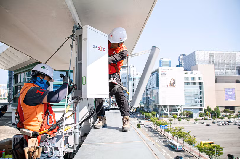 Nhân viên của SK Telecom lắp đặt trạm 5G ở Seoul, Hàn Quốc ngày 31/5/2019 (Ảnh: Reuters)