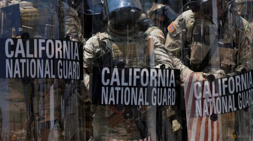 Lực lượng Vệ binh Quốc gia California đứng gác khi cuộc biểu tình phản đối chiến dịch truy quét người nhập cư liên bang diễn ra bên ngoài tòa nhà liên bang tại Los Angeles, California, Mỹ ngày 8/6. Ảnh: Reuters.