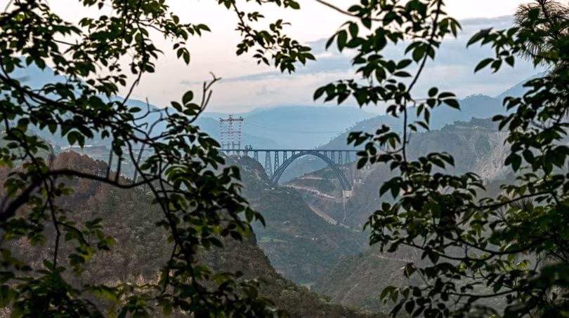 Bức ảnh được chụp vào ngày 6/7/2024 cho thấy toàn cảnh cầu Chenab, cầu vòm đường sắt cao nhất thế giới ở bang Jammu và Kashmir do Ấn Độ quản lý. Ảnh: AFP.