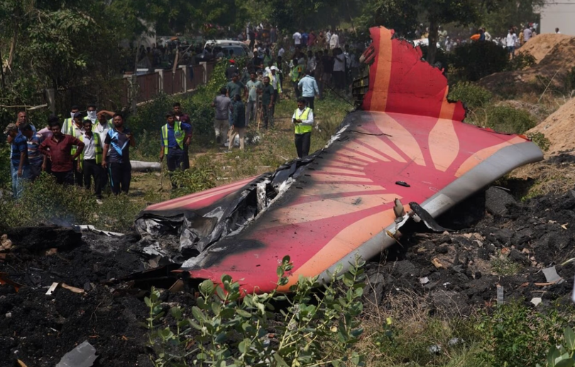 Các mảnh vỡ máy bay tại hiện trường vụ tai nạn máy bay Air India Flight 171 ở Ahmedabad, Ấn Độ, hôm 12/6. Ảnh: WSJ.