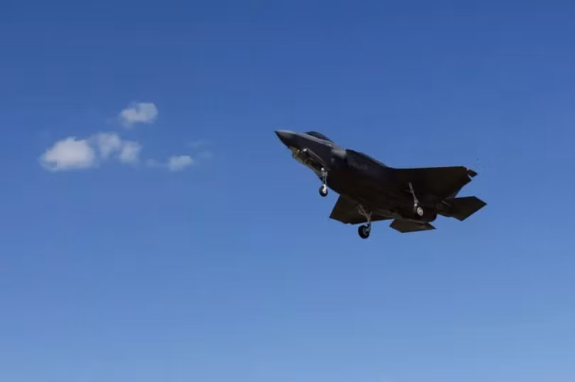 Đòn oanh tạc Iran của B-2 Spirit thách thức viễn cảnh về AI và bầy đàn UAV của Elon Musk 2.png