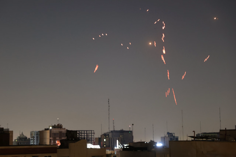 Tình báo Israel dùng UAV giá rẻ xé toang lá chắn tên lửa Iran như thế nào 1.png