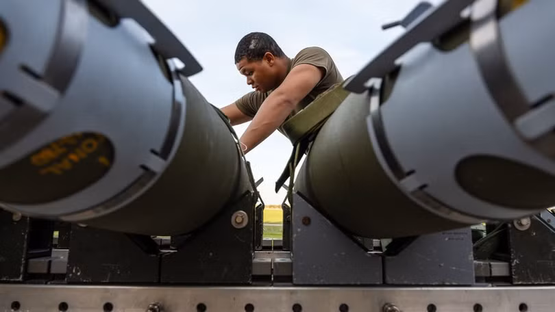 Một phi công đang chuẩn bị bom GBU-38 để lắp vào máy bay ném bom tàng hình B-2 Spirit. Ảnh: Không quân Mỹ.