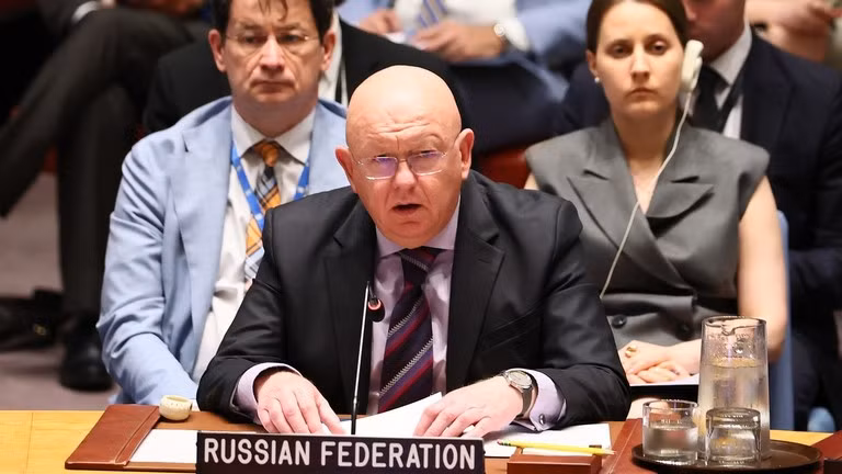 Đại diện thường trực của Nga tại Liên hợp quốc Vassily Nebenzia tại cuộc họp khẩn cấp của Hội đồng Bảo an Liên Hợp Quốc ngày 13/6. Ảnh: Getty.