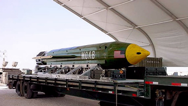 Mẫu bom xuyên phá boong-ke cực mạnh mà Mỹ có thể cung cấp cho Israel để tấn công cơ sở hạt nhân Iran. Ảnh: Getty.