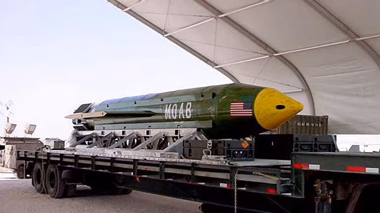 Mẫu bom xuyên phá boong-ke cực mạnh mà Mỹ có thể cung cấp cho Israel để tấn công cơ sở hạt nhân Iran. Ảnh: Getty.