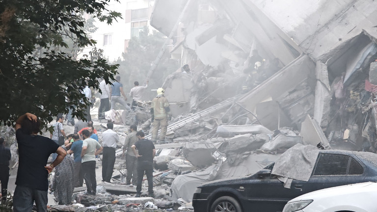 Mọi người nhìn vào thiệt hại của các tòa nhà tại Quảng trường Nobonyad sau cuộc không kích của Israel vào ngày 13/6 tại Tehran, Iran. Ảnh: Getty.