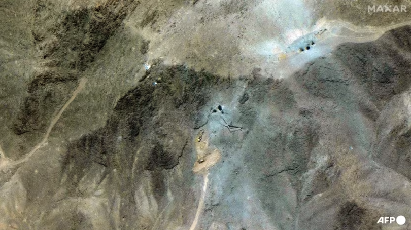 Hình ảnh vệ tinh này do Maxar Technologies cung cấp và ghi ngày 27/6 cho thấy các máy xúc tại lối vào đường hầm của Nhà máy làm giàu nhiên liệu Fordow một tuần sau khi Mỹ tấn công ba địa điểm hạt nhân của Iran vào sáng sớm ngày 22/6. Ảnh: Maxar Technologies.