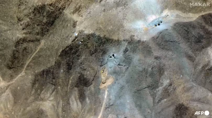 Hình ảnh vệ tinh này do Maxar Technologies cung cấp và ghi ngày 27/6 cho thấy các máy xúc tại lối vào đường hầm của Nhà máy làm giàu nhiên liệu Fordow một tuần sau khi Mỹ tấn công ba địa điểm hạt nhân của Iran vào sáng sớm ngày 22/6. Ảnh: Maxar Technologies.
