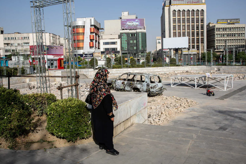 Một chiếc xe cứu thương ở Tehran, Iran bị cháy xém sau đòn không kích của Israel hôm đầu tuần này. Ảnh: NYTimes.