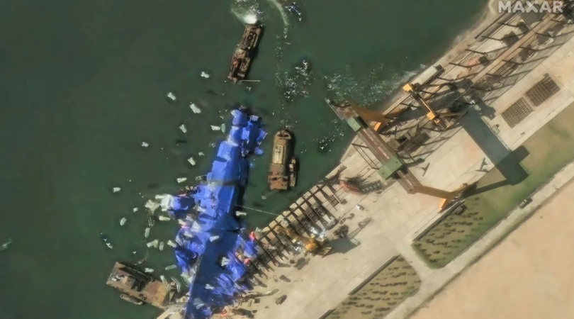 Hình ảnh vệ tinh cho thấy những quả bóng màu trắng đang trôi nổi gần tàu chiến Triều Tiên bị hư hại sau khi hạ thủy không thành công, tại Chongjin, Triều Tiên, vào ngày 24/5. Ảnh: Maxar Technologies.