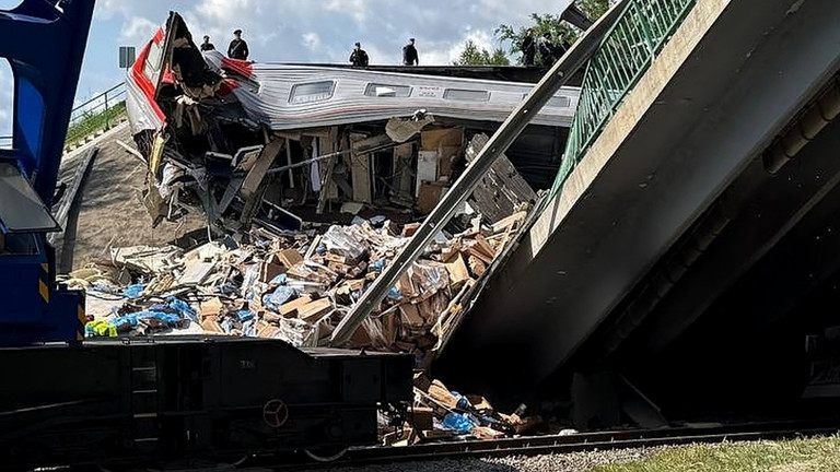 Hiện trường vụ sập cầu đường sắt ở Nga. Ảnh: RIA Novosti.