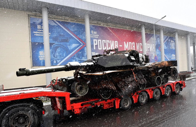 Một xe tăng chiến đấu M1 Abrams do Mỹ sản xuất bị bắt giữ đang được chuyển đến Bảo tàng và Trung tâm triển lãm của Nga ở Saint Petersburg vào ngày 2/11/2024. Ảnh: AFP.