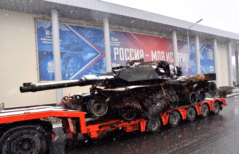 Một xe tăng chiến đấu M1 Abrams do Mỹ sản xuất bị bắt giữ đang được chuyển đến Bảo tàng và Trung tâm triển lãm của Nga ở Saint Petersburg vào ngày 2/11/2024. Ảnh: AFP.