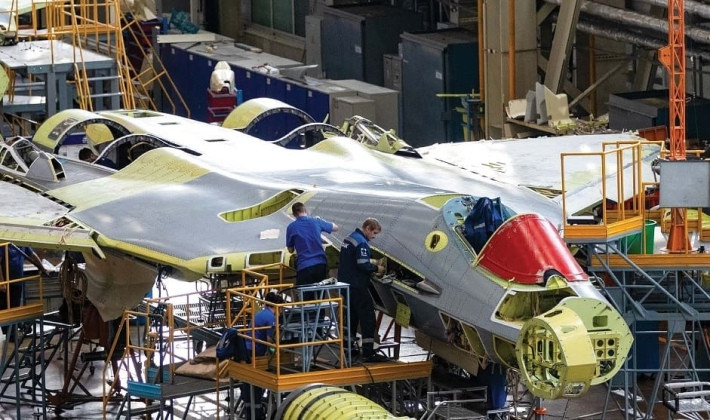 Hoạt động sản xuất Su-57 tại Nhà máy máy bay Komsomolsk on Amur. Ảnh: MW.