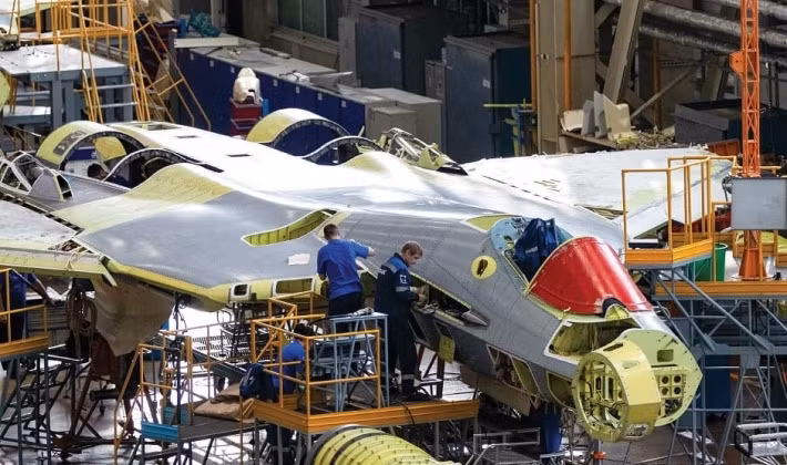 Hoạt động sản xuất Su-57 tại Nhà máy máy bay Komsomolsk on Amur. Ảnh: MW.