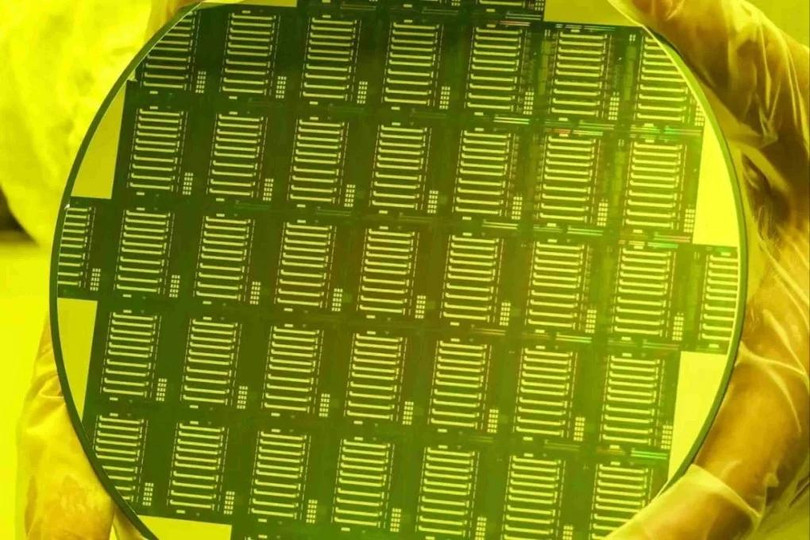 Dây chuyền sản xuất chip lithium niobate (TFLN) màng mỏng 6 inch mới của Trung Quốc đang sẵn sàng đẩy nhanh tiến độ phát triển của nước này trong lĩnh vực AI và điện toán lượng tử. Ảnh: Handout.