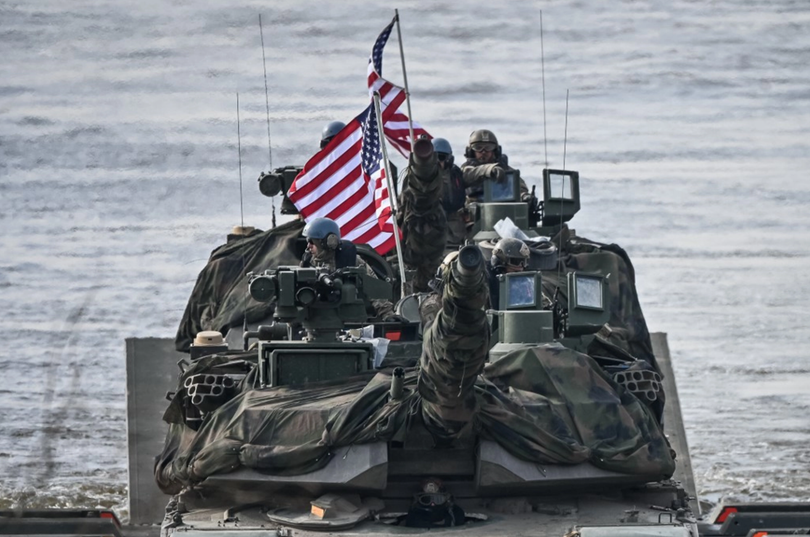 Binh lính Mỹ trên xe tăng Abrams tham gia cuộc tập trận quân sự của NATO tại Korzeniewo, miền Bắc Ba Lan, ngày 4/4/2024. Ảnh: AFP.