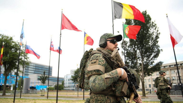 Binh lính NATO đảm bảo an ninh cho hội nghị thượng đỉnh của khối quân sự do Mỹ đứng đầu tại The Hague, Hà Lan, ngày 23/6. Ảnh: Getty.