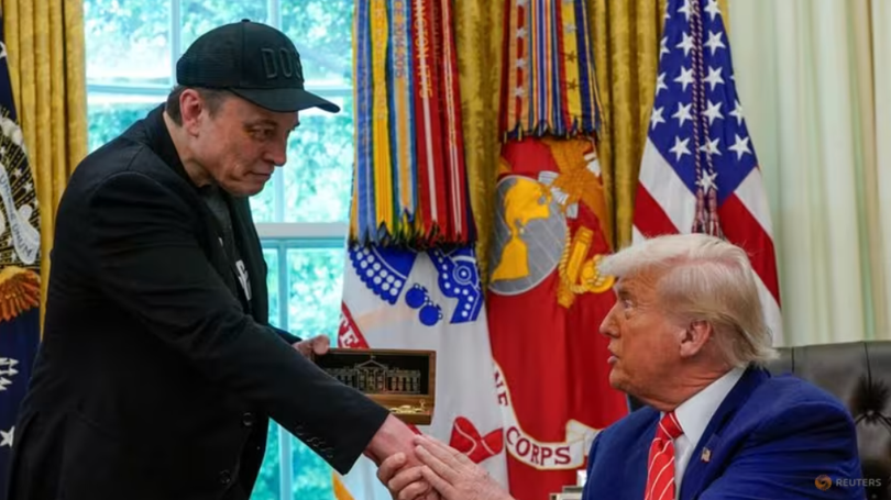 Elon Musk nhận chìa khóa vàng từ Tổng thống Mỹ Donald Trump tại Phòng Bầu dục ở Nhà Trắng ở Washington DC, ngày 30/5. Ảnh: Reuters.