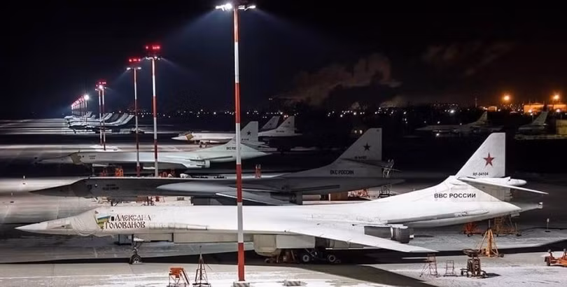 Máy bay ném bom Tu-160 của Nga tại Căn cứ không quân Engels. Ảnh: MW.