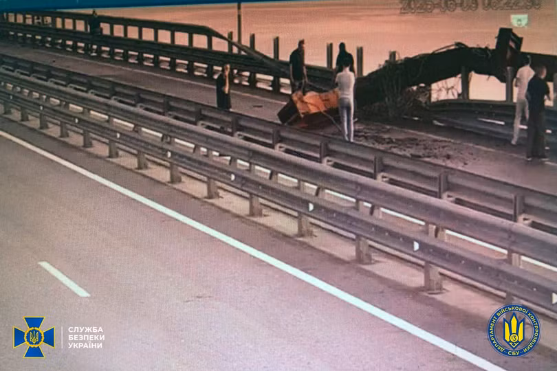 Cau Crimea bi danh bom 5.jpg