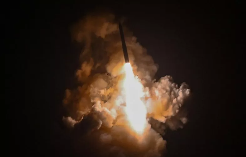 Một tên lửa đạn đạo xuyên lục địa Minuteman III của Mỹ được phóng trong một cuộc thử nghiệm tại Căn cứ Không gian Vandenberg ở California vào ngày 21/5. Ảnh: Newsweek.