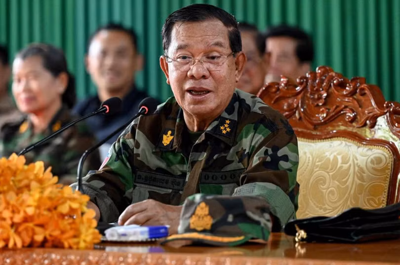 Cựu Thủ tướng Hun Sen phát biểu trong chuyến thăm lực lượng vũ trang Campuchia đóng quân dọc biên giới với Thái Lan vào ngày 26/6. Ảnh: AFP.