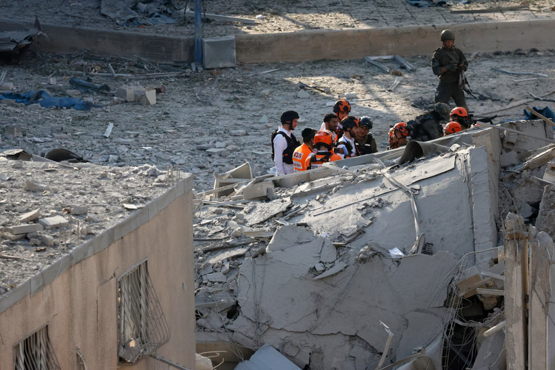 Lực lượng cứu hộ Israel tìm kiếm trong đống đổ nát tại địa điểm xảy ra vụ tấn công bằng tên lửa của Iran ở Bnei Brak, phía đông Tel Aviv, vào ngày 16/6. Ảnh: AFP.