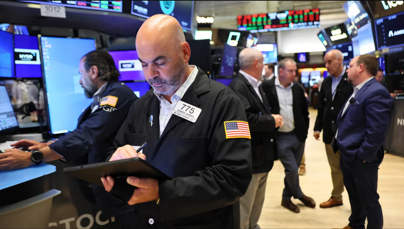 Các nhà giao dịch làm việc trên sàn giao dịch chứng khoán New York. Ảnh: Getty.