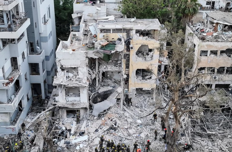 Tên lửa Iran tấn công Tel Aviv (trên) và thành phố cảng Haifa của Israel trước bình minh ngày 16/6. Ảnh: Reuters.