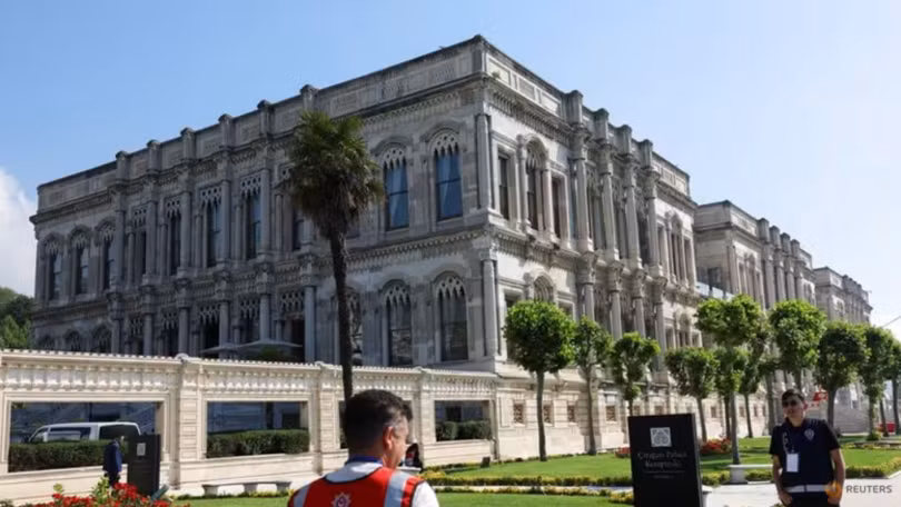 Cảnh sát đứng gác vào ngày diễn ra vòng đàm phán hòa bình thứ hai giữa Nga và Ukraine tại Cung điện Ciragan, Istanbul, Thổ Nhĩ Kỳ, ngày 2/6. Ảnh: Reuters.