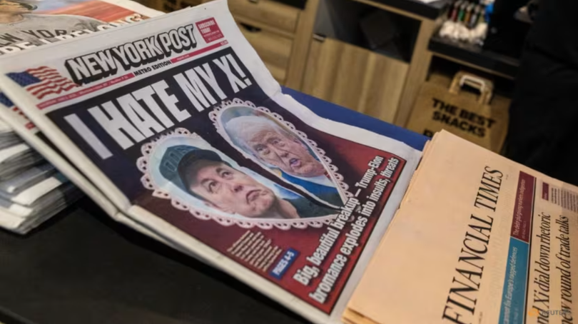 Trang nhất của một tờ báo có hình ảnh Tổng thống Mỹ Donald Trump và Elon Musk được trưng bày tại một cửa hàng ở Sân bay Quốc gia Ronald Reagan Washington ở Arlington, Virginia, Mỹ ngày 6/6. Ảnh: Reuters.