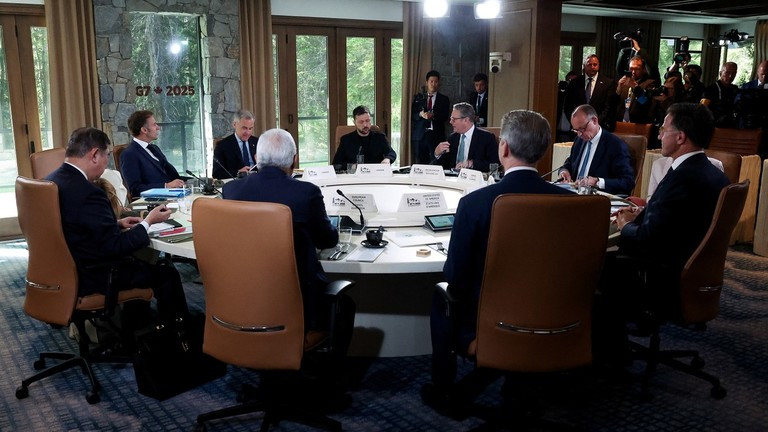 Tổng thống Ukraine Volodymyr Zelensky cùng các nhà lãnh đạo của các thành viên G7 và các quan chức phương Tây khác tại Kananaskis, Canada, ngày 17/6. Ảnh: Getty.