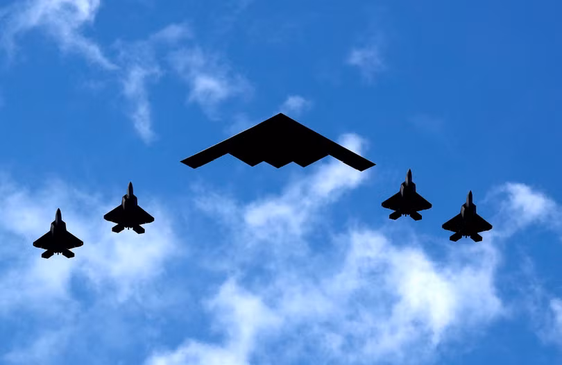 Máy bay ném bom tàng hình B-2 Spirit của Không quân Mỹ được hộ tống bởi 4 máy bay chiến đấu F-35 trong một chuyến bay ngang qua Sông Hudson ngày 4/7/202. Ảnh: Reuters.