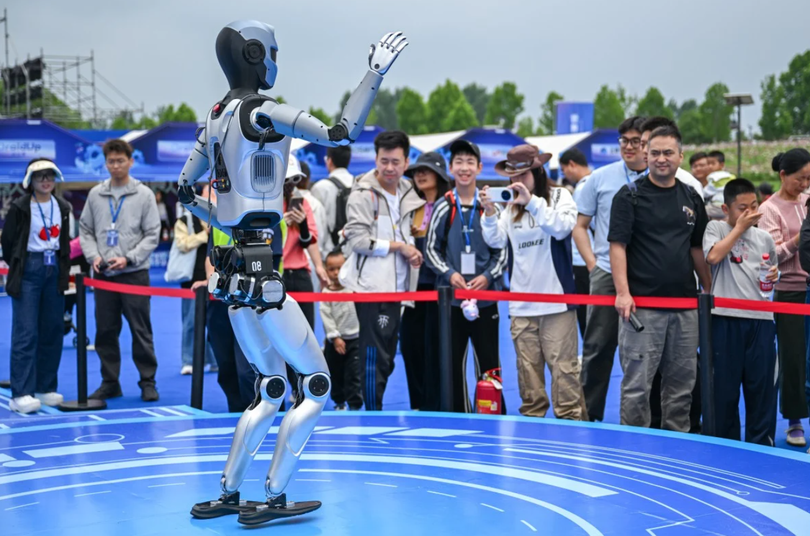 Du khách xem một chú robot biểu diễn trong lễ hội robot thế giới ở Vũ Hán tuần này. Ảnh: Xinhua.