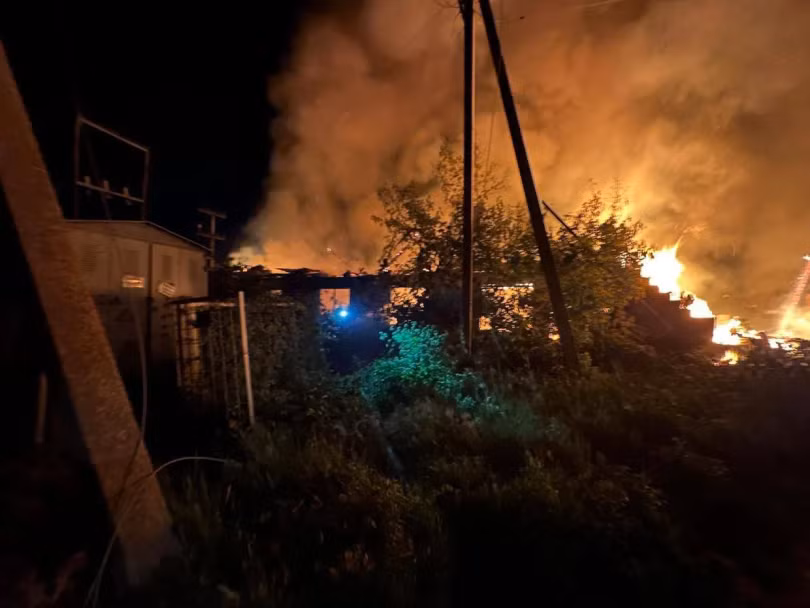 Hình ảnh được truyền thông Ukraine công bố cho thấy ngọn lửa bốc lên từ các tòa nhà sau cuộc tấn công đêm của Nga tại Kharkov, Ukraine vào ngày 9/6. Ảnh: Kyiv Post.