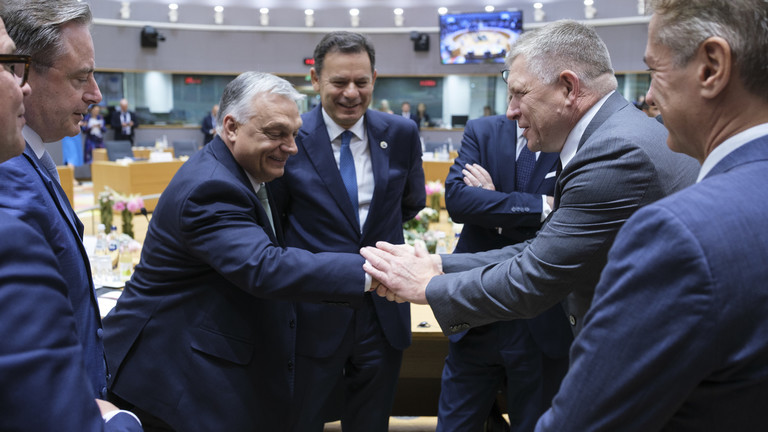 Thủ tướng Hungary Viktor Orban và Thủ tướng Slovakia Robert Fico được các nhà lãnh đạo EU khác vây quanh tại trụ sở Hội đồng EU, Brussels, Bỉ, ngày 26/6. Ảnh: Getty.