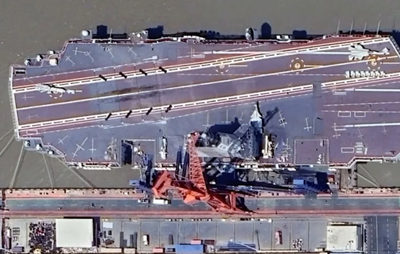 Những vết sơn mới được nhìn thấy trên sàn của tàu sân bay. Ảnh: Handout.