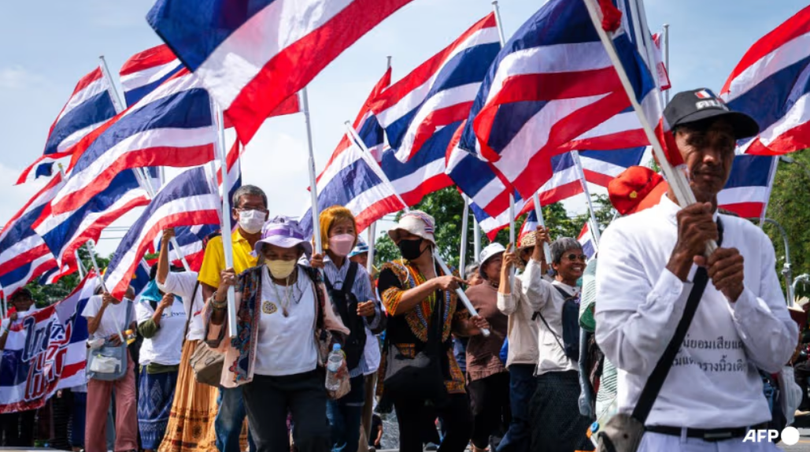 Thủ tướng Thái Lan xin lỗi vì lộ ghi âm với ông Hun Sen, phe Áo vàng xuống đường biểu tình 2.png