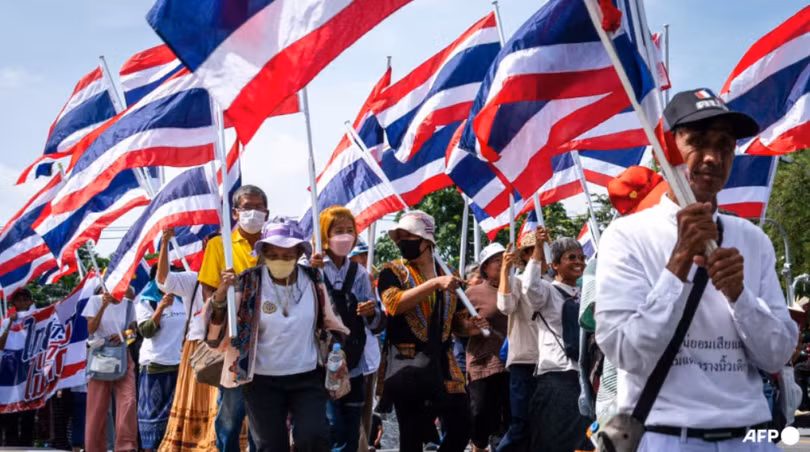 Thủ tướng Thái Lan xin lỗi vì lộ ghi âm với ông Hun Sen, phe Áo vàng xuống đường biểu tình 2.png