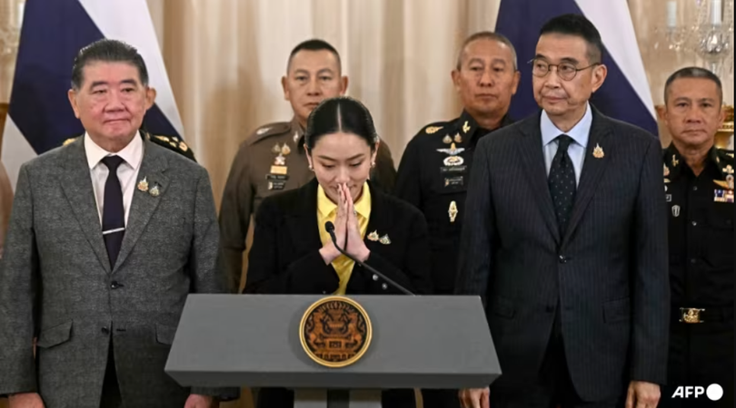 Thủ tướng Thái Lan Paetongtarn Shinawatra đưa ra lời xin lỗi tại một cuộc họp báo bên cạnh các quan chức cấp cao ngày 19/6. Ảnh: AFP.