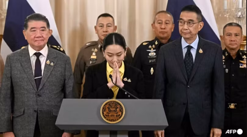 Thủ tướng Thái Lan Paetongtarn Shinawatra đưa ra lời xin lỗi tại một cuộc họp báo bên cạnh các quan chức cấp cao ngày 19/6. Ảnh: AFP.