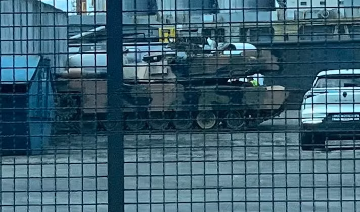 Xe tăng thần thánh thành phế liệu Ukraine chuẩn bị nhận thêm Abrams từ Australia 2.png