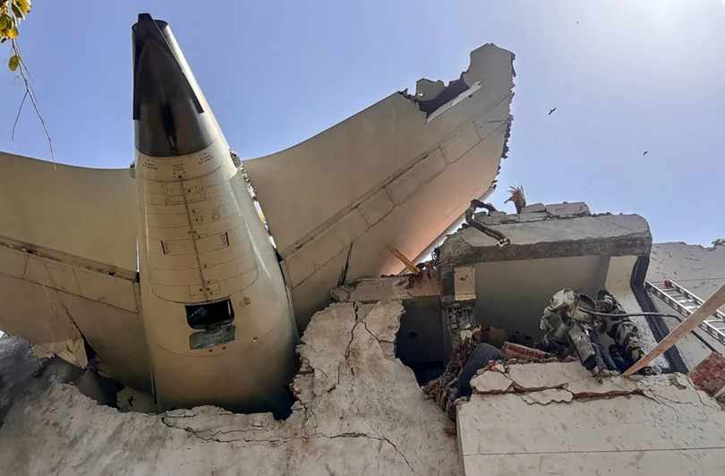 Hiện trường vụ tai nạn máy bay thảm khốc ở Ấn Độ. Ảnh: Reuters.