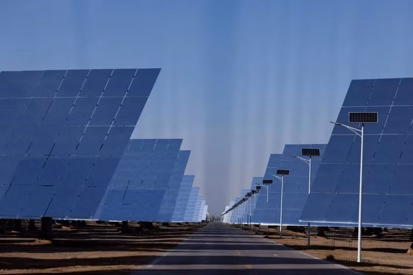 Dự án phát điện nhiệt mặt trời 100MW ở Đôn Hoàng, tỉnh Cam Túc, Trung Quốc. Ảnh: Reuters.