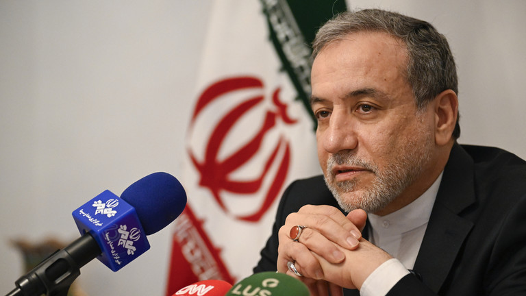 Bộ trưởng Ngoại giao Iran Abbas Araghchi phát biểu với các nhà báo. Ảnh: Getty.