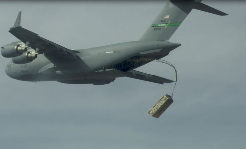 Một chiếc C-17 tham gia vào quá trình thử nghiệm airdrop (Ảnh: Defense News)