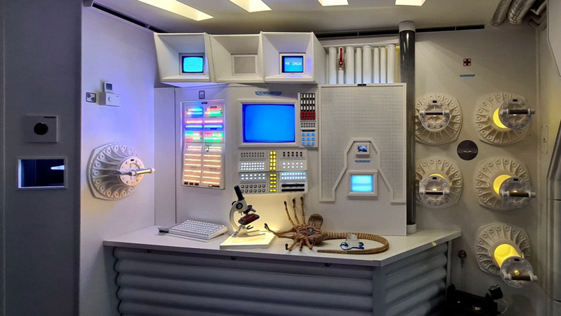 Một căn phòng với các bảng điều khiển mô phỏng phòng thí nghiệm trong tàu vũ trụ (Ảnh: OC)